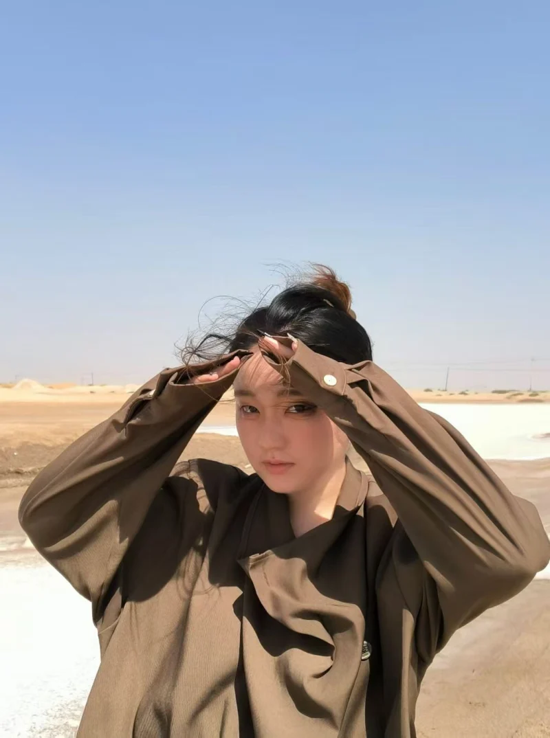 周珺瑜在蓝天下旅行,迎着阳光眺望