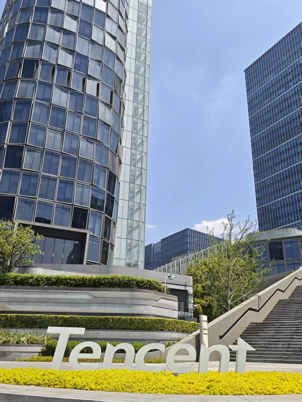 腾讯园区的建筑与 Tencent 标识